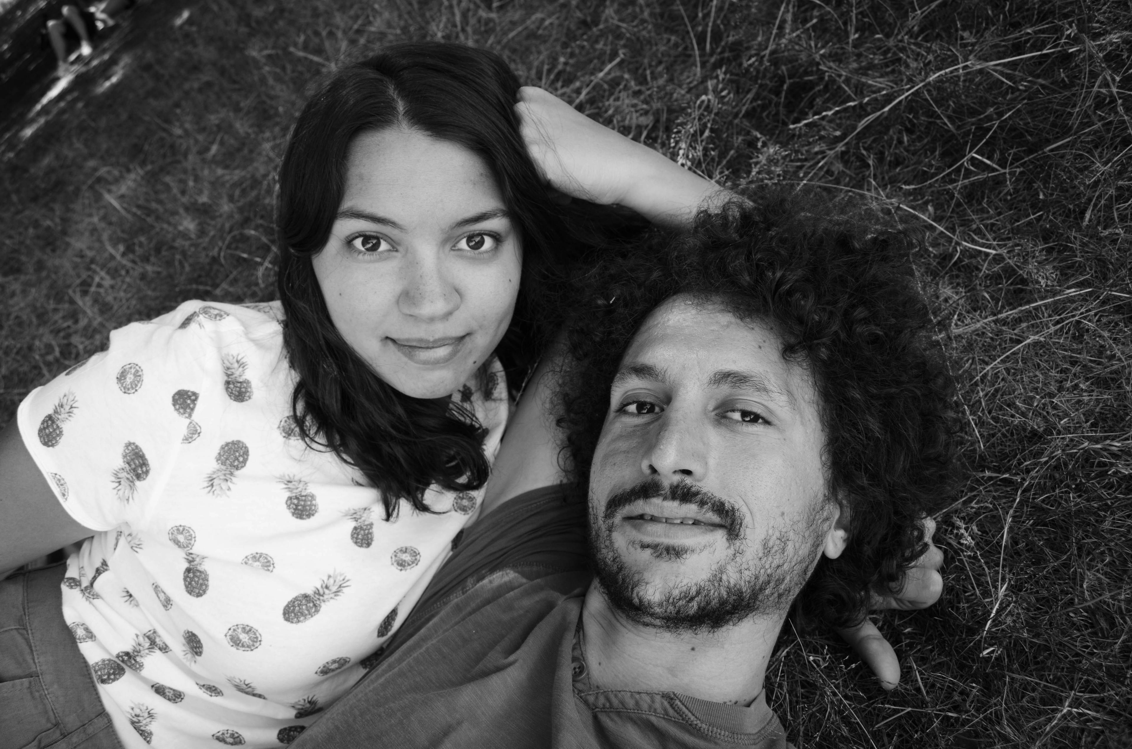 Paolo ed Anna coricati sull'erba a Richmond Park